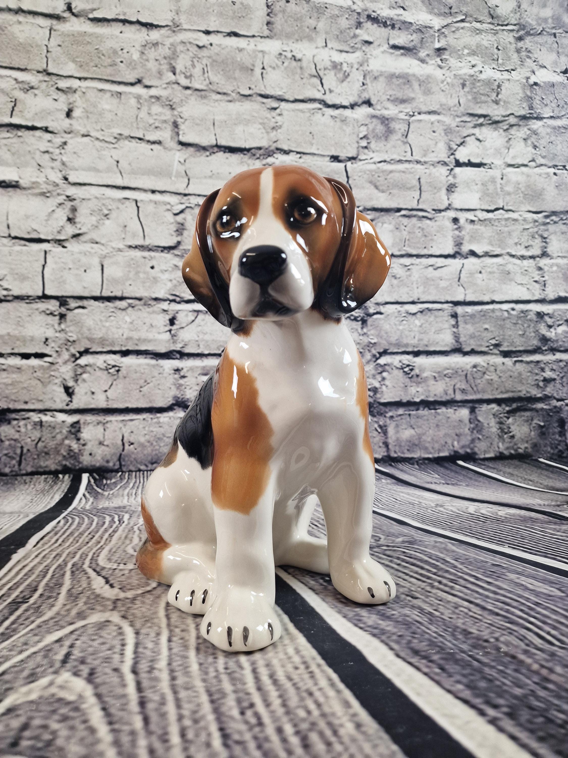 ビーグル犬の子犬の芸術的な陶器のフィギュア 座っている約30cm 新品