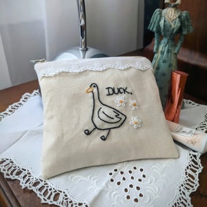 Kleine handgemachte Kosmetiktasche mit Ente und Blumen bestickt, Ente, happy duck