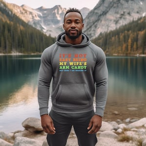 Sudadera con capucha para hombre con brazo de esposa, sudadera con capucha divertida para marido, top de matrimonio ingenioso, idea de regalo única para papá, sudadera con capucha de humor matrimonial, marido sarcástico