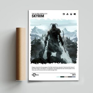 Puede incluir: Un p&oacute;ster de videojuego para The Elder Scrolls V: Skyrim. El p&oacute;ster presenta un personaje dragonborn de pie en la cima de una monta&ntilde;a con una espada en cada mano. El texto "The Elder Scrolls V: Skyrim" est&aacute; en la parte superior del p&oacute;ster, y el texto "Dragons, long lost to the passages of the Elder Scrolls have returned to Tamriel and the future of the Empire hangs in the balance. As Dragonborn, the prophesied hero born with the power of The Voice, you are the only one who can stand amongst them." est&aacute; en la parte inferior del p&oacute;ster.