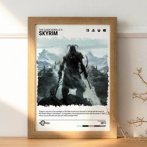 Puede incluir: Un p&oacute;ster para el videojuego The Elder Scrolls V: Skyrim. El p&oacute;ster presenta un personaje dragonborn de pie en la cima de una monta&ntilde;a nevada con un drag&oacute;n en el fondo. El p&oacute;ster est&aacute; enmarcado en un marco de madera. El texto en el p&oacute;ster dice "The Elder Scrolls V: Skyrim" y "Dragons, long lost to the passages of the Elder Scrolls have returned to Tamriel and the future of The Empire hangs in the balance. As Dragonborn, the prophesied hero born with the power of The Voice, you are the only one who can stand amongst them." El p&oacute;ster tambi&eacute;n incluye el logotipo de Bethesda y la fecha "11th November 2011".