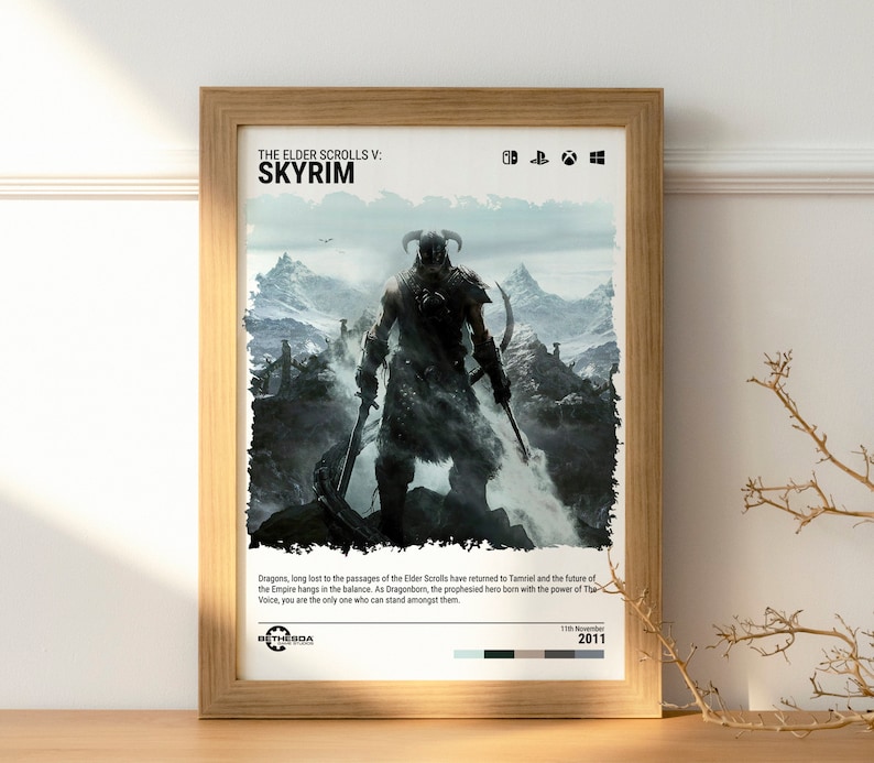 Puede incluir: Un p&oacute;ster para el videojuego The Elder Scrolls V: Skyrim. El p&oacute;ster presenta un personaje dragonborn de pie en la cima de una monta&ntilde;a nevada con un drag&oacute;n en el fondo. El p&oacute;ster est&aacute; enmarcado en un marco de madera. El texto en el p&oacute;ster dice "The Elder Scrolls V: Skyrim" y "Dragons, long lost to the passages of the Elder Scrolls have returned to Tamriel and the future of The Empire hangs in the balance. As Dragonborn, the prophesied hero born with the power of The Voice, you are the only one who can stand amongst them." El p&oacute;ster tambi&eacute;n incluye el logotipo de Bethesda y la fecha "11th November 2011".