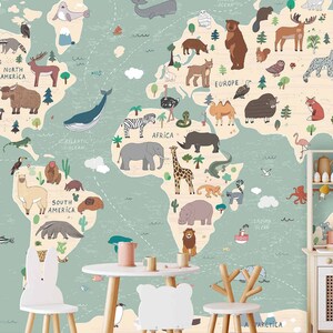 Natürliche Entdeckungsreise: Weltkarte in sanften Grün- und Beigetönen - Fototapete für das Kinderzimmer mit Naturinspiration - TP127