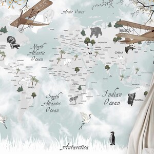 Weltkarte Tapete: Weltkarte mit Tieren Flugzeugen - Fototapete für eine tolle Kinderzimmerdekoration - Babyzimmer Dekoration - TP108