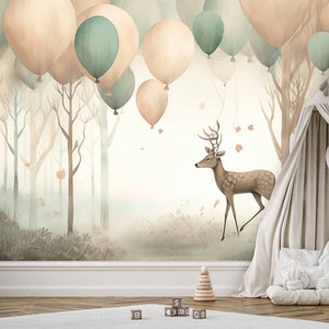 Magico idillio della foresta: carta da parati fotografica per la cameretta dei bambini con un cervo nella foresta, accompagnato da palloncini ariosi - decorazione per la cameretta dei bambini - TP145