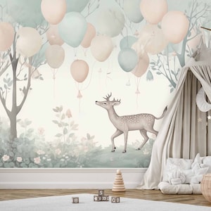 Magico idillio della foresta: carta da parati fotografica per la cameretta dei bambini con un cervo nella foresta, accompagnato da palloncini ariosi - decorazione per la cameretta dei bambini - TP146