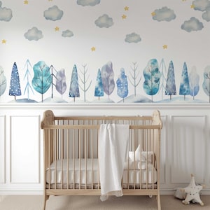 Magia della foresta: carta da parati fotografica per la cameretta dei bambini con una rappresentazione da sogno di alberi blu e nuvole - decorazione per la cameretta dei bambini - TP248