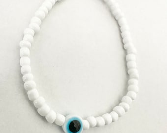 Witte rocailles boze oog stretcharmband