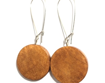 Oorbellen van natuurlijk hout