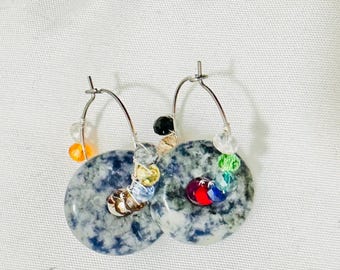 Hoepeloorbellen met sodaliet en kristal beads