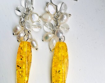 Gele amber, zoetwaterparels en heldere kwarts clusteroorbellen.