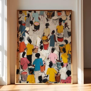 以下が含まれることがあります： 太鼓を演奏する人々のグループの抽象画。このアートワークは、黄色、ピンク、青など、さまざまな色の人物と、赤、茶色、青の太鼓を特徴としています。絵画は、明るい茶色の木製フレームに額装されています。