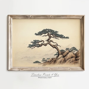 Puede incluir: Una impresión de arte digital de un pino japonés estilizado que crece en un acantilado rocoso con una cordillera en el fondo. La impresión está en tonos de marrón, gris y verde.