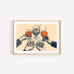 Puede incluir: Una ilustraci&oacute;n dibujada a mano de cuatro personas brindando con c&oacute;cteles. La ilustraci&oacute;n est&aacute; en blanco y negro con acentos naranjas para las bebidas. Las bebidas incluyen una copa de vino tinto, una copa de jugo de naranja, un vaso de whisky con hielo y un vaso de whisky con hielo.