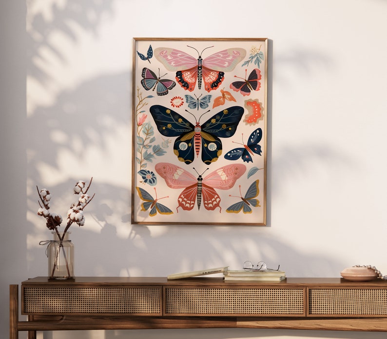 K&ouml;nnte beinhalten: Ein gerahmter Druck mit einer Sammlung von bunten Schmetterlingen mit komplizierten Mustern und Details. Die Schmetterlinge sind in einem verspielten Design auf einem hellen Hintergrund angeordnet.