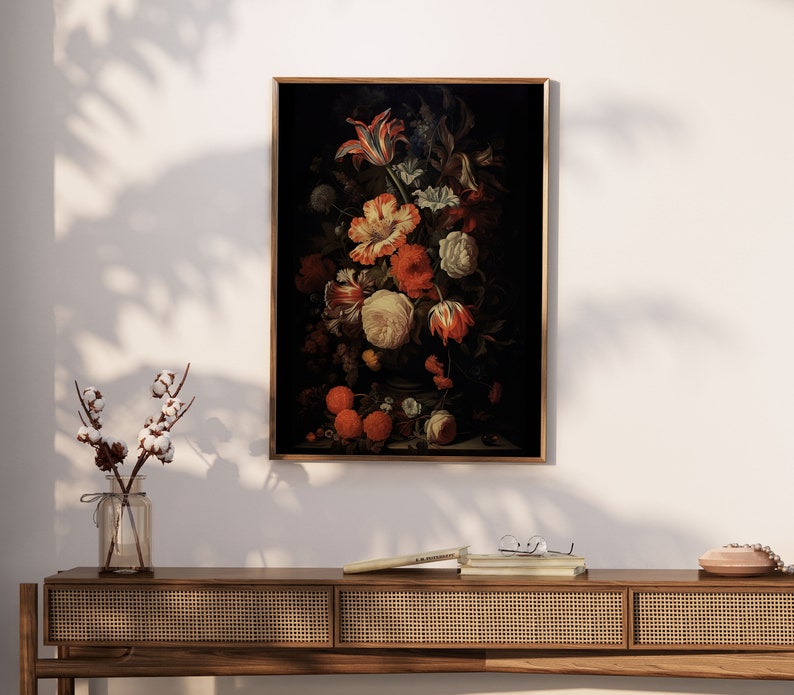 Puede incluir: Una pintura enmarcada de un bodeg&oacute;n con un jarr&oacute;n de flores coloridas, incluyendo tulipes, rosas y claveles, con frutas y hojas en el fondo. La pintura est&aacute; sobre un fondo oscuro y tiene un marco dorado.