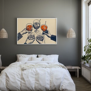 Puede incluir: Una ilustraci&oacute;n vintage de cuatro manos sosteniendo vasos de diferentes bebidas, incluyendo un c&oacute;ctel con una pajita, una copa de vino y dos vasos de whisky. La ilustraci&oacute;n est&aacute; en tonos azules y naranjas sobre un fondo crema.