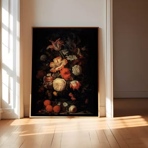 Puede incluir: Una pintura al &oacute;leo enmarcada que representa una naturaleza muerta con un jarr&oacute;n de flores de colores, incluyendo tulipanes rojos, naranjas y blancos, rosas y otras flores. Las flores est&aacute;n dispuestas en un jarr&oacute;n verde oscuro y se encuentran sobre un fondo oscuro.