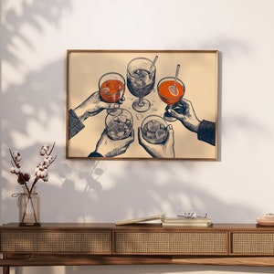 Puede incluir: Una ilustraci&oacute;n enmarcada de cuatro manos sosteniendo vasos de diferentes bebidas, incluyendo un c&oacute;ctel, una copa de vino y dos vasos de whisky. Los vasos est&aacute;n llenos de hielo y las bebidas son de varios colores. La ilustraci&oacute;n est&aacute; hecha en un estilo vintage con un fondo marr&oacute;n claro.