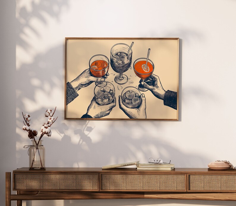 Puede incluir: Una ilustraci&oacute;n enmarcada de cuatro manos sosteniendo vasos de diferentes bebidas, incluyendo un c&oacute;ctel, una copa de vino y dos vasos de whisky. Los vasos est&aacute;n llenos de hielo y las bebidas son de varios colores. La ilustraci&oacute;n est&aacute; hecha en un estilo vintage con un fondo marr&oacute;n claro.
