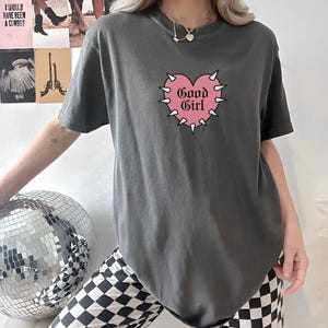 Camiseta de chica buena / Camiseta de amante del romance oscuro / Camiseta de libros / Camiseta unisex teñida con prenda / Chica buena