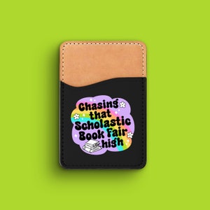 Persiguiendo esa billetera telefónica alta de la Feria del Libro Scholastic - Bookstagram - BookTok - Regalos para lectores - Regalos para amantes de los libros