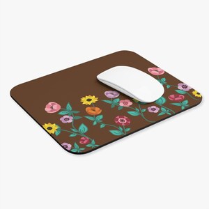 Alfombrilla de ratón con estampado floral. imagen 3