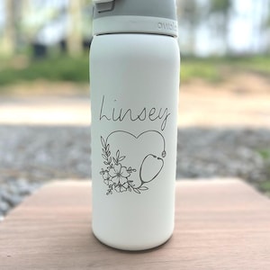 Individuell gravierte Owala FreeSip Flasche - 24 oz oder 32 oz | Name & Symbol | Personalisierte Wasserflasche | Krankenschwester Geschenk | Florale Tasse | Individueller Becher