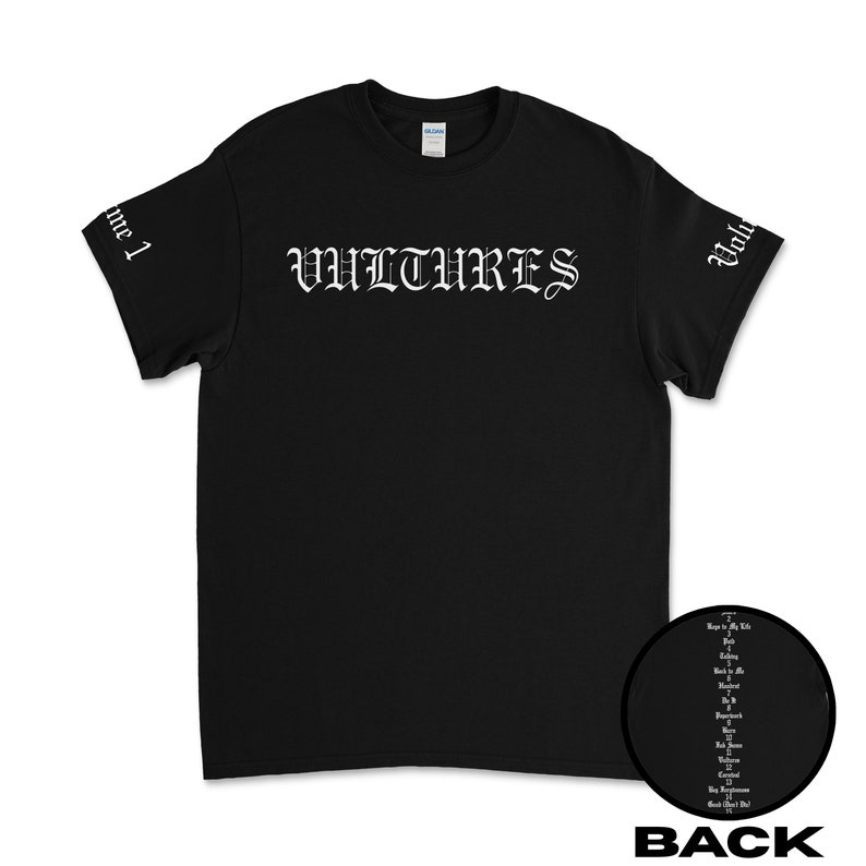 Puede incluir: Camiseta negra con la palabra "VULTURES" impresa en blanco en la parte delantera. Las mangas tienen la palabra "Vulture" impresa en blanco.