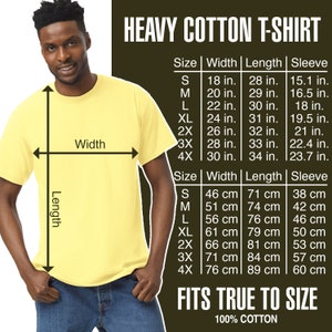 Puede incluir: Una camiseta de algod&oacute;n pesado de color amarillo con una tabla de tallas que muestra las medidas en pulgadas y cent&iacute;metros. La tabla incluye las tallas S a 4X. El texto "FITS TRUE TO SIZE" y "100% COTTON" tambi&eacute;n est&aacute; incluido.