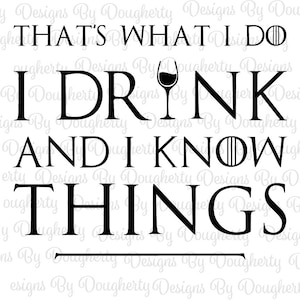 Op de afbeelding: Zwart-wit grafisch tekstontwerp met een wijnglas silhouet. De tekst luidt "That's what I do I drink and I know things".