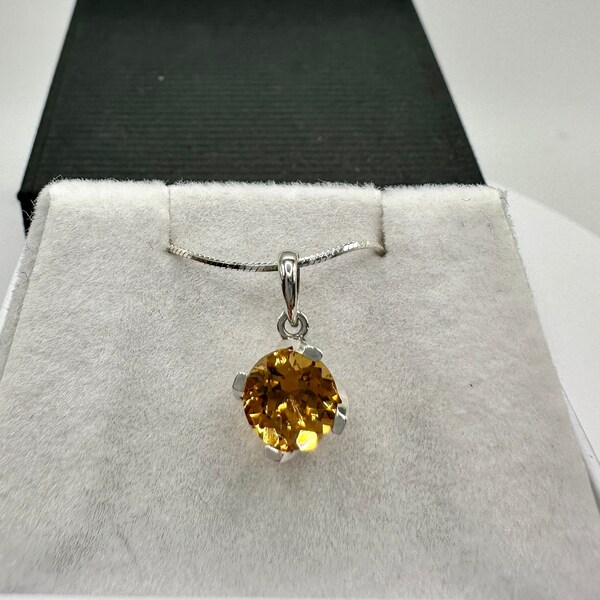 7mm Round NATURAL CITRINE PENDANT-Hand Set in a Sterling Silver Pinwheel Mounting With or Without Solid Silver Chain