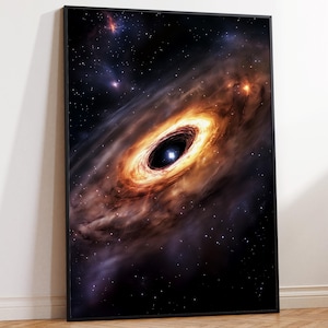 以下が含まれることがあります： 宇宙のブラックホールを描いたフレーム入りアートプリント。このアートワークは、オレンジと黄色の光に囲まれた、中心にブラックホールがある渦巻く銀河を特徴としています。背景は星と宇宙の塵で満たされています。