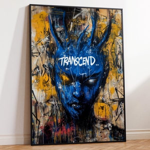 Könnte beinhalten: Abstrakte Malerei eines blauen Gesichts mit Hörnern und dem Wort "TRANSCEND..." auf der Stirn. Der Hintergrund ist ein Mix aus gelber, schwarzer und weißer Farbe.