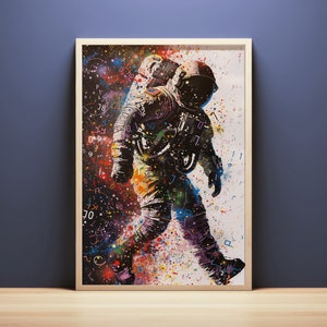 以下が含まれることがあります： 宇宙を歩く宇宙飛行士を描いたカラフルな抽象画。宇宙飛行士は星と数字の銀河に囲まれている。絵は、鮮やかな色使いで、色を飛び散らしたようなスタイルで描かれている。