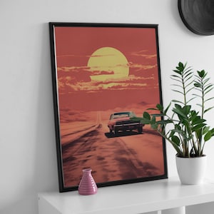 Puede incluir: Un coche rojo vintage circula por una carretera desértica hacia un gran sol amarillo en el cielo. El cielo es de un color rojo y naranja vibrante. El coche circula por una carretera pavimentada con marcas de neumáticos visibles.