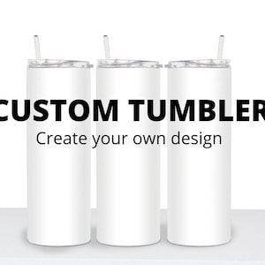 Può includere: Tre bicchieri personalizzati bianchi con coperchi e cannucce trasparenti. I bicchieri sono cilindrici e poggiano su una superficie bianca. Il testo "CUSTOM TUMBLER" è visualizzato sopra il testo "Create your own design."