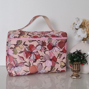 trousse de toilette vanity, pochette sac  fait main, grande capacité, joli tissu rose à feuillage rose, anse de transport, fermeture éclair
