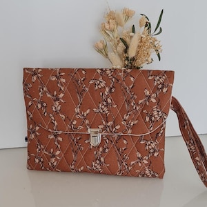 Housse étui protection tablette 17x24, tissu bachette, fait main, molletonnée matelassée, fermoir cartable,forme enveloppe, lanière coté,