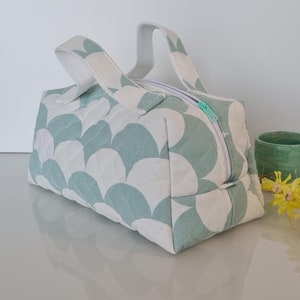Trousse de toilette,vanity,fait main,molletonnée matelassée,joli tissu motif éventails vert et blanc,2 poignées de transport,intérieur blanc
