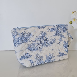 Trousse de toilette -pochette -Fait main -Toile de jouy bleue -molletonnée matelassée - pièce unique - fermeture éclair - idéale maquillage