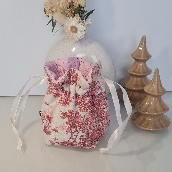 Pochon- toile de Jouy grenat rose - molletonné et matelassé - fait main - resserré par cordon crème- doublure rose petits motifs - cadeaux-