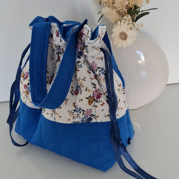 Petit sac forme pochon - fait main - molletonné matelassé - pièce unique - base bleu roi - rangement ouvrage couture tricot - jeux jouets