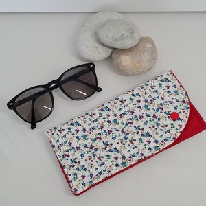 Etui à lunettes -tissu fait main- molletonné matelassé -fermé par un pression -  tissu fond blanc petits motis mauve bleu doublure rouge