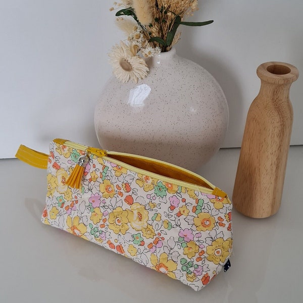 Jolie petite trousse lumineuse -Liberty of London fleuri jaune- forme rectangulaire- FAIT MAIN-pièce unique -fermeture éclair -doublure ocre