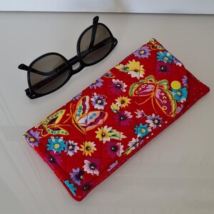 Etui à lunettes - fait main - molletonné matelassé - fermé par pression - fond rouge fleurs papillons jaune bleu - intérieur rouge pois doré