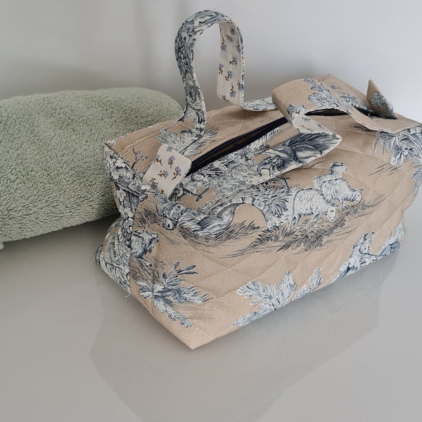 Trousse de toilette -vanity- fait main-pièce unique-toile de Jouy beige- molletonnée et matelassée- fermeture éclair-poignées de transport