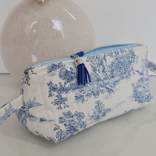 Trousse - pochette - fait main - pièce unique - toile de Jouy bleue -molletonnée matelassée -fermeture éclair - forme trapèze allongée -