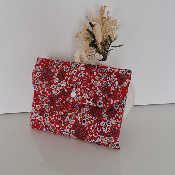 Pochette forme enveloppe- fait main -molletonnée matelassée - joli tissu frou frou rouge - doublure rouge - fermoir pression -pièce unique -