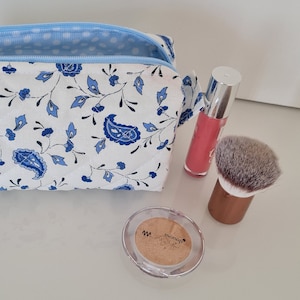 Trousse maquillage  - forme rectangulaire - fait main molletonnée matelassée - tissu à motif bleu -fermeture éclair doublure pois blanc
